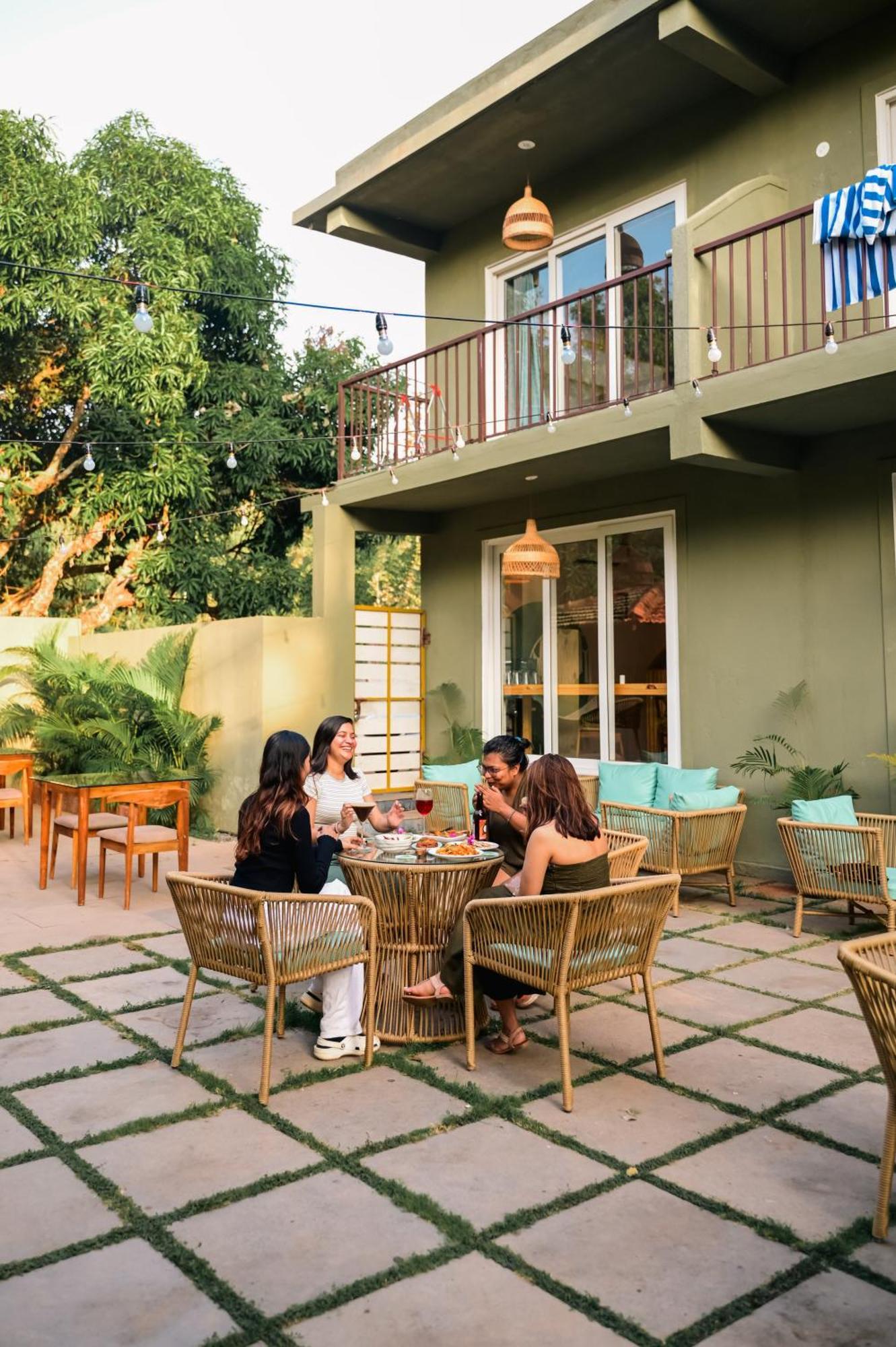 Locomo Boutique, Morjim - Stay Work Eat Bagian luar foto