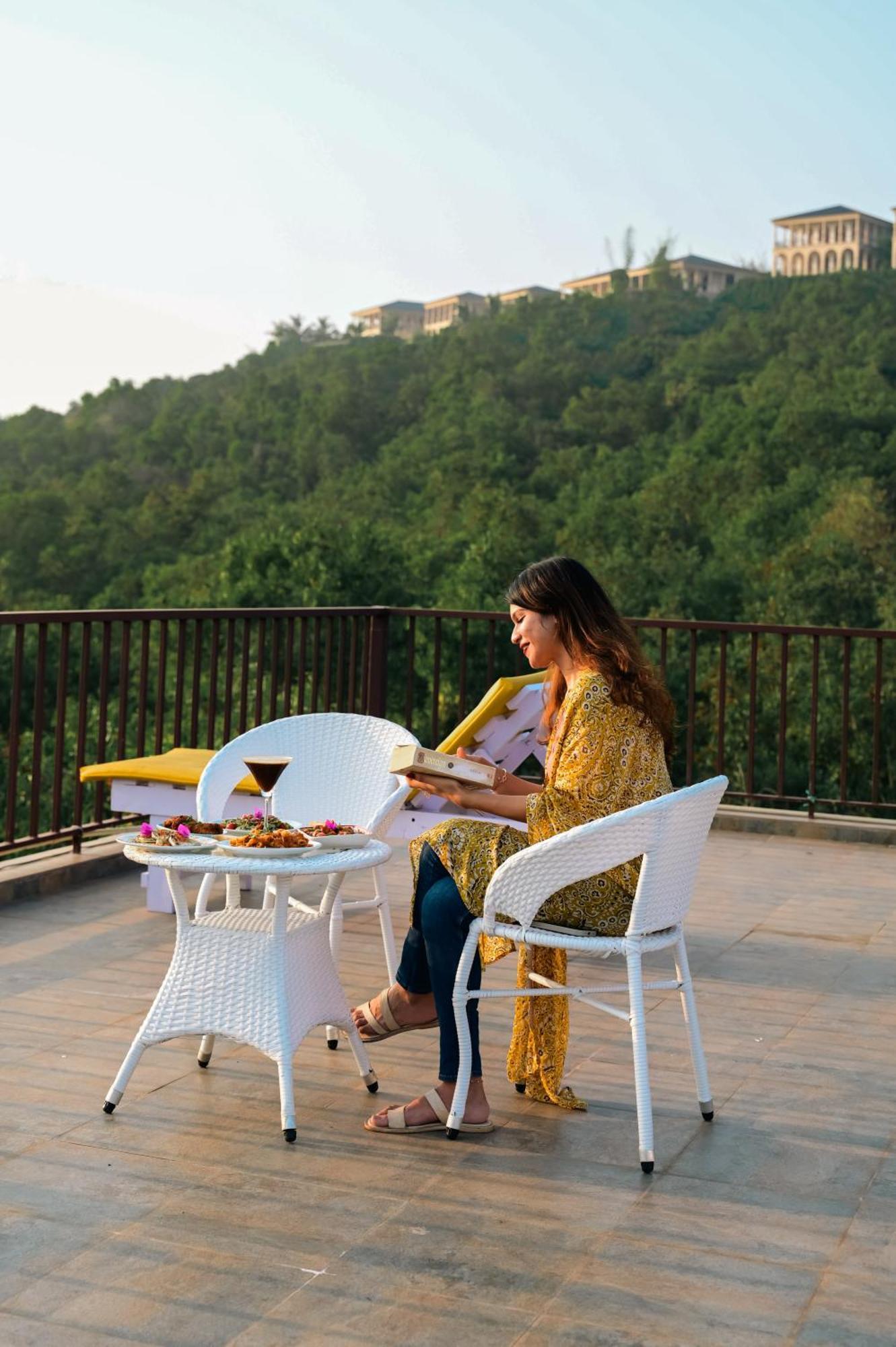 Locomo Boutique, Morjim - Stay Work Eat Bagian luar foto