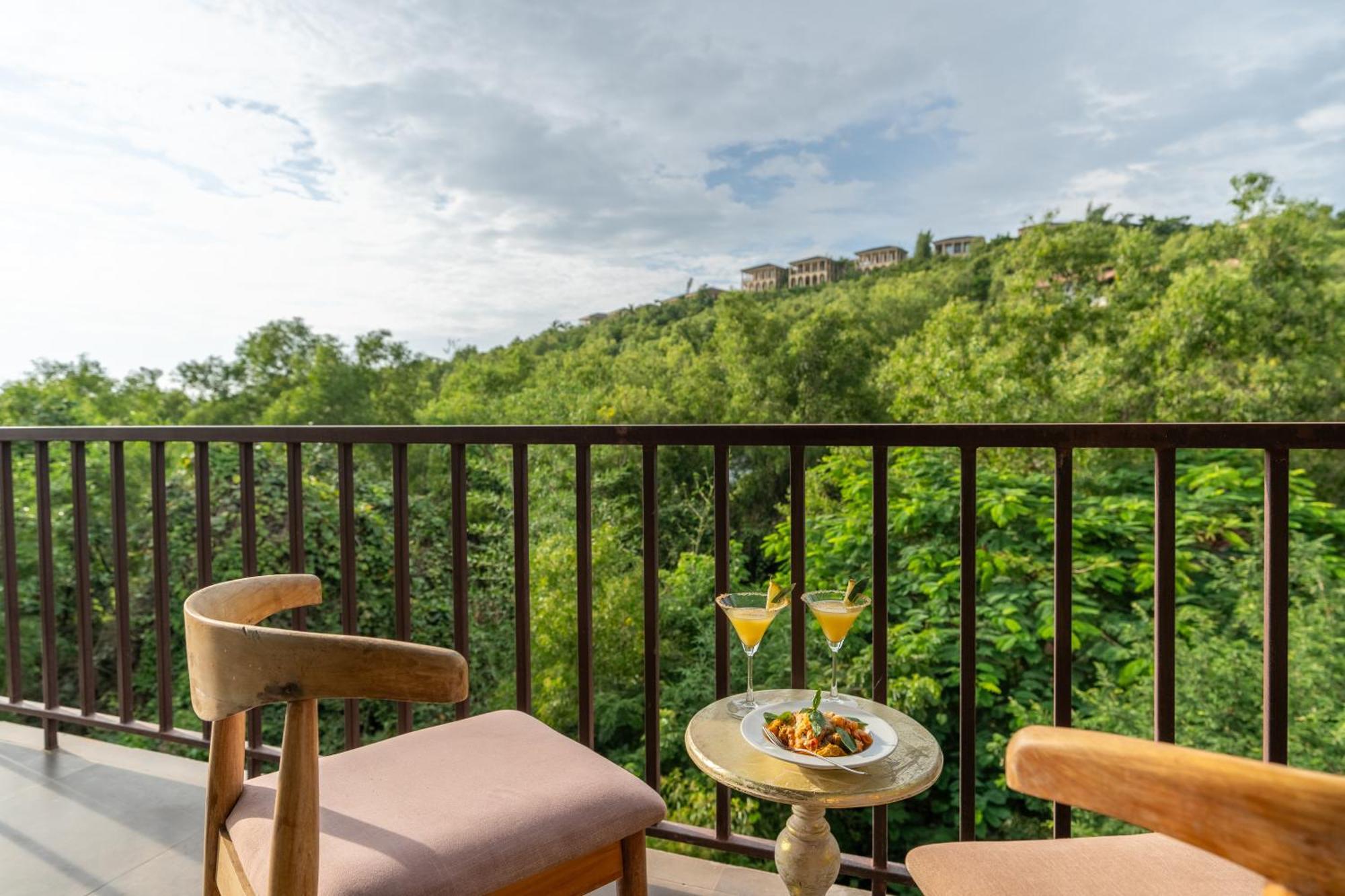 Locomo Boutique, Morjim - Stay Work Eat Bagian luar foto